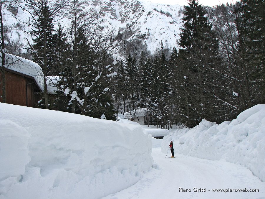20 ...ammirando i muraglioni di neve.jpg